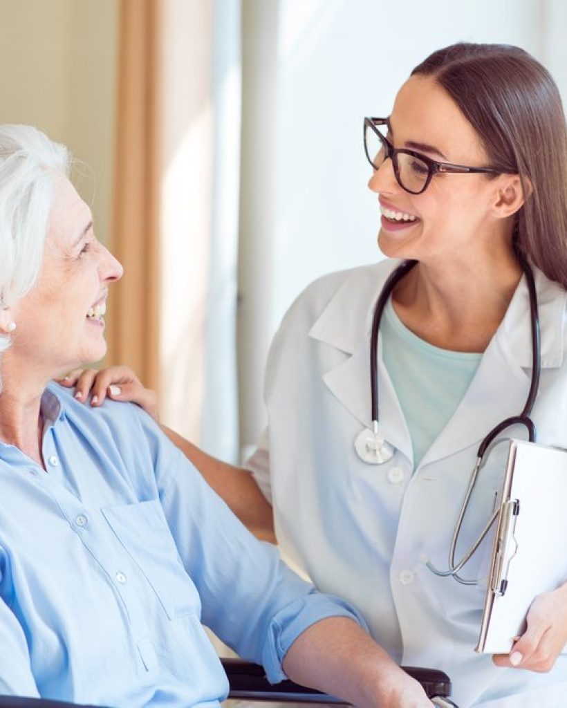 Médico-atendiendo-a-una-señora-de-edad